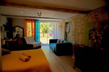 Maison de campagne pour 2 personnes, avec vue et jardin, animaux acceptés à Sainte-Colombe-en-Bruilhois
