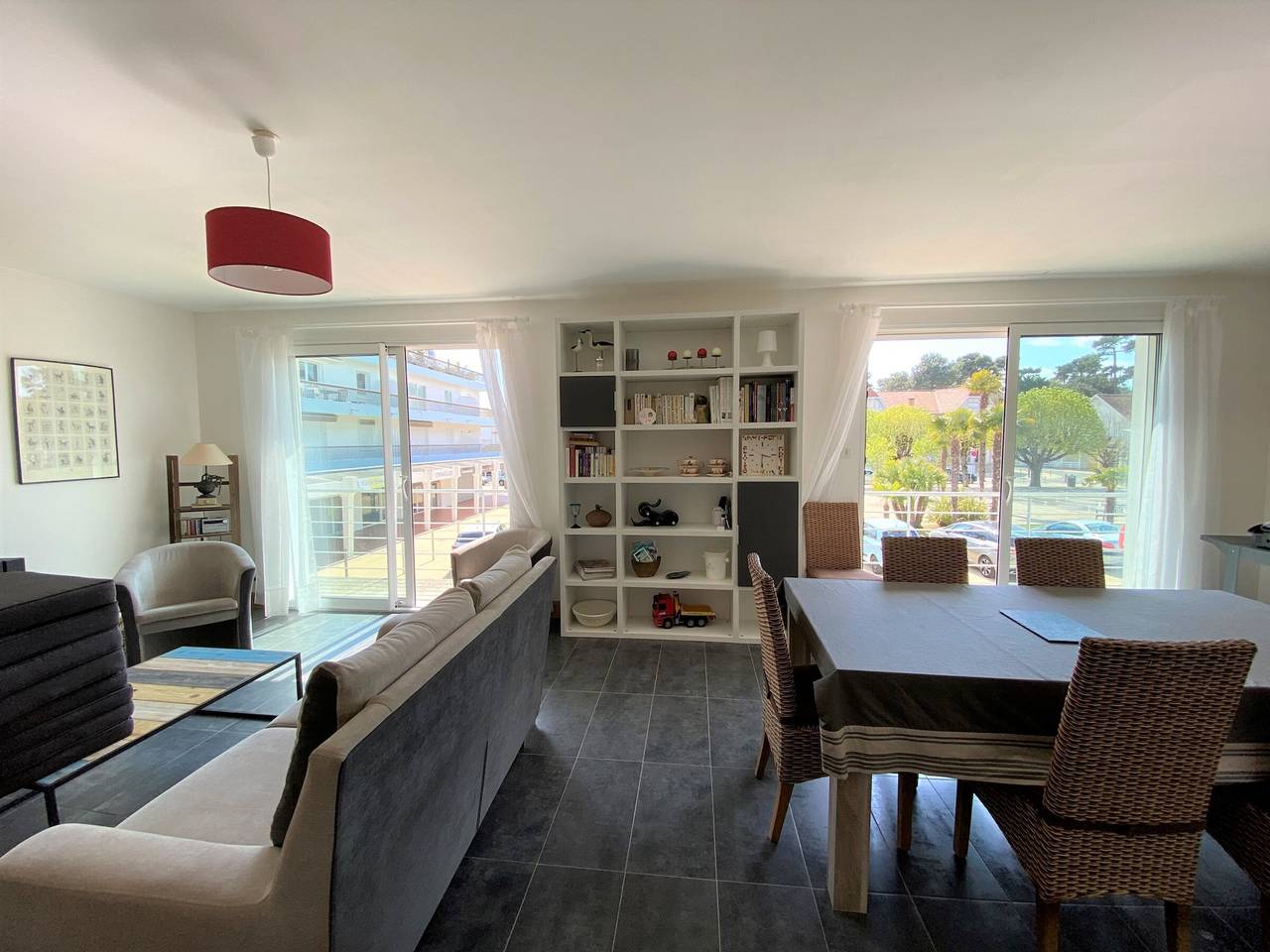 Renovated Townhouse with Large Terrace & Garage in Central Saint-Palais, Beach 150m in Saint-Palais-sur-Mer, Côte de Beauté