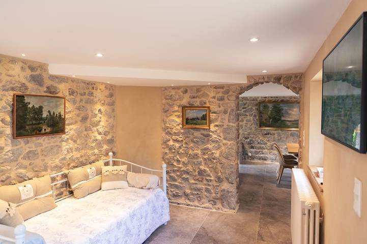 Location de vacances pour 6 personnes, avec jacuzzi et jardin, animaux acceptés à Bourg-Argental - 2