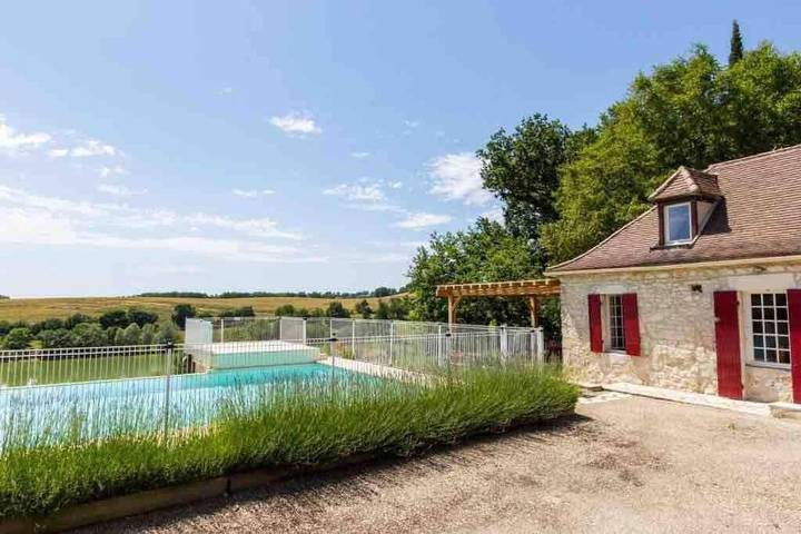 Location de vacances pour 5 personnes, avec vue et jardin ainsi que piscine et vue sur le lac, adapté aux familles à Saint-Aubin-de-Cadelech