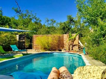 Gîte pour 4 personnes, avec piscine ainsi que jardin et terrasse, animaux acceptés à Rosières (Ardèche)
