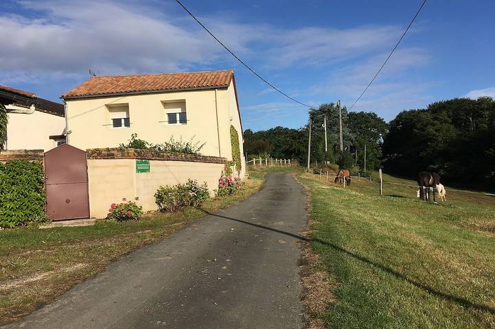 Location de vacances pour 4 personnes, avec jardin et terrasse, animaux acceptés à Faux (Dordogne)