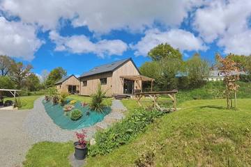 Gîte pour 8 personnes, avec terrasse ainsi que jardin et jacuzzi à Gouézec