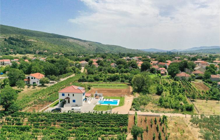 Gemütliche 1-Zimmer-Wohnung mit Pool, WLAN und Terrasse in der Nähe des Flusses Ričina in Imotski, Makarska Riviera