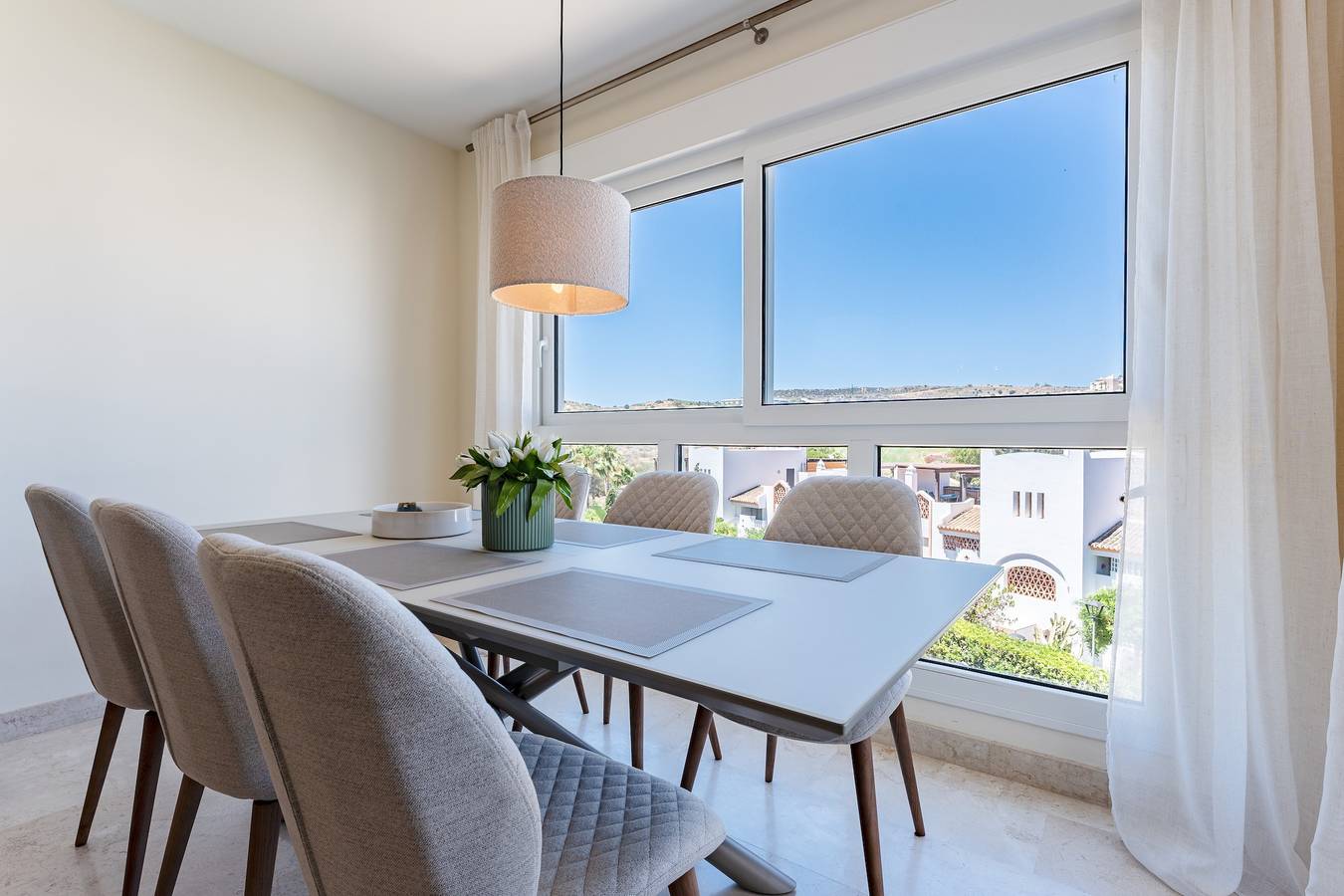 Entire apartment, Apartment 'Los Iris' with Mountain View, Wi-Fi and Air Conditioning in Mijas Costa, Mijas
