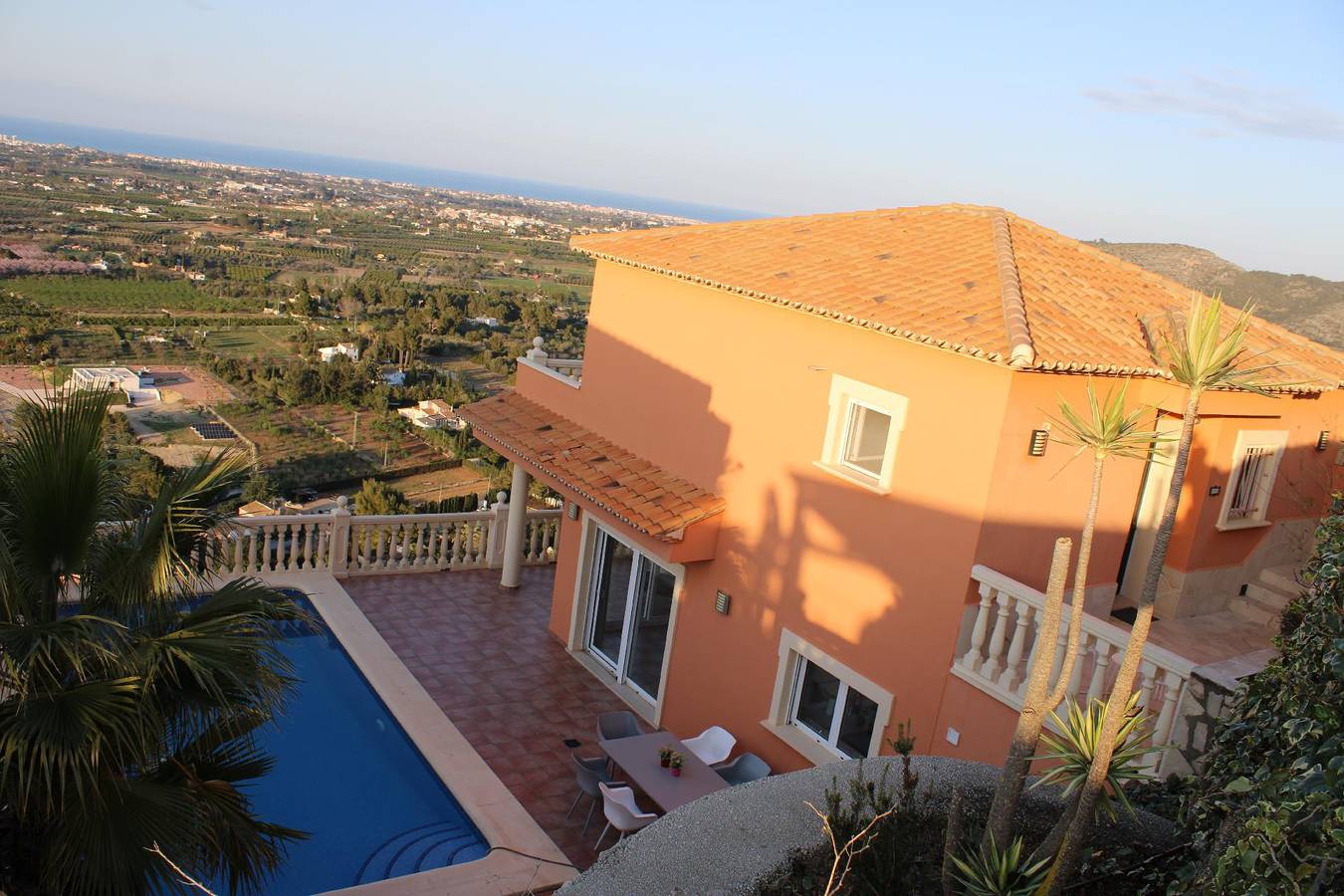 Modernes freistehendes Ferienhaus mit traumhaftem Panoramablick in La Sella, Pedreguer