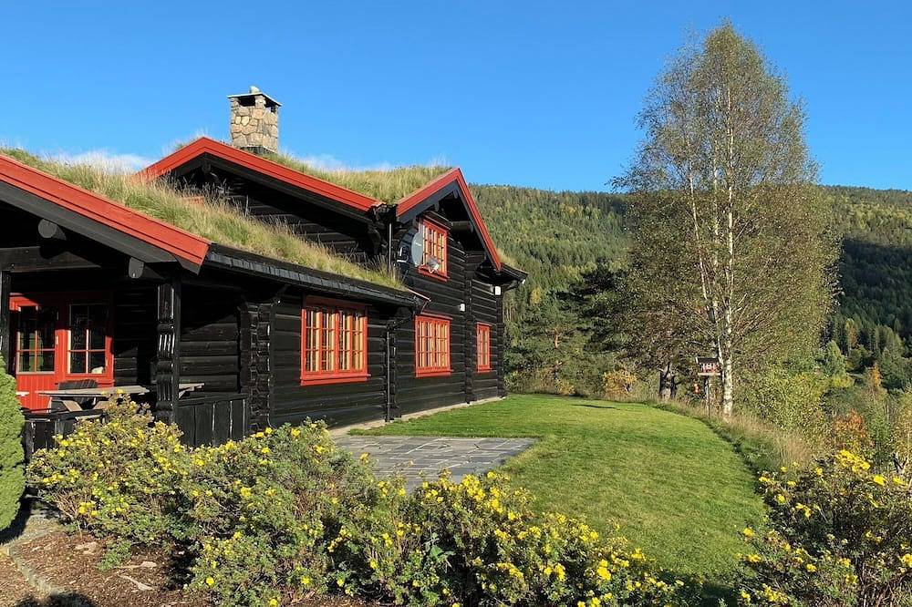 Luxury hillside family home with panoramic views, sauna & hot tub in Tveitvatnet, Åmli