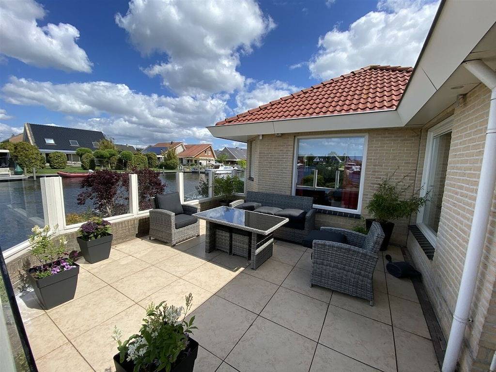 Villa op het water in Lemmer, IJsselmeer