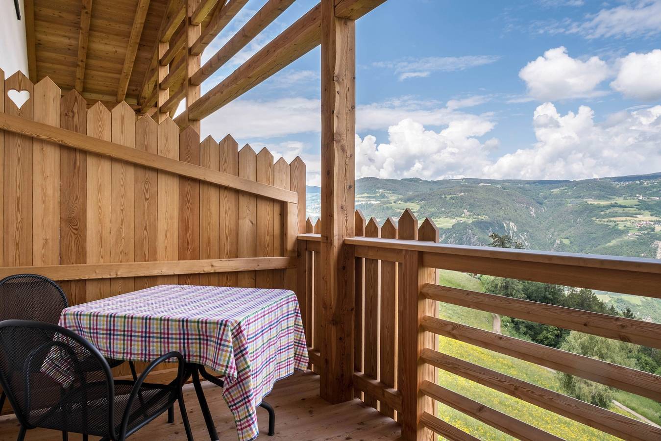 Entire apartment, Apartment "Schlosshof Schneewittchen" with Mountain View, Balconies & Wi-Fi in Prösels, Völs am Schlern