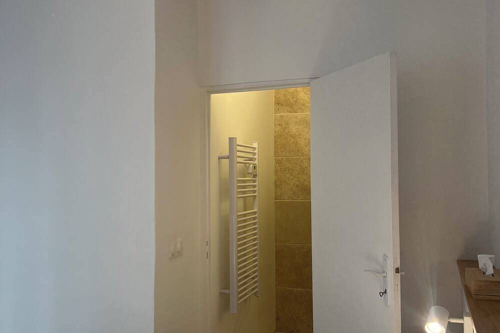 Entire apartment, Cosy apartment in the heart of Forcalquier • Air conditioning - Wifi - Premium comfort in Forcalquier, Parc naturel régional du Luberon