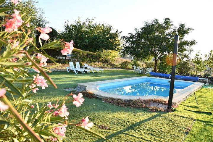 Casa rural para 12 personas, con jardín además de vistas y piscina en Cabeza del Buey