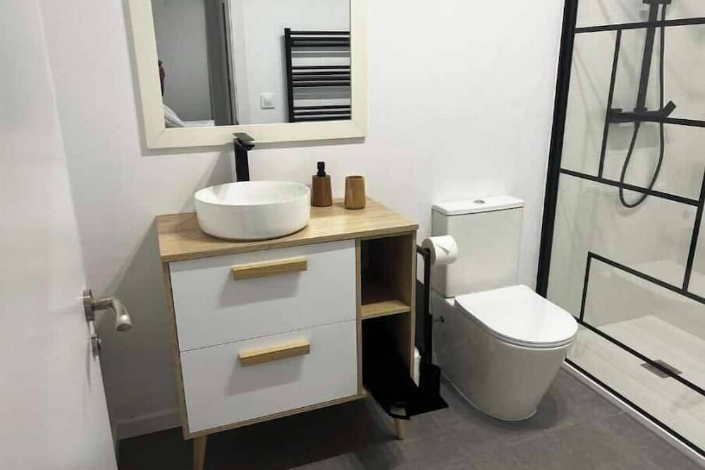 Entire apartment, A Casa da Praia - first floor (on the beach, ria de vigo at 600m. camino santiago) in Redondela, Rías Baixas