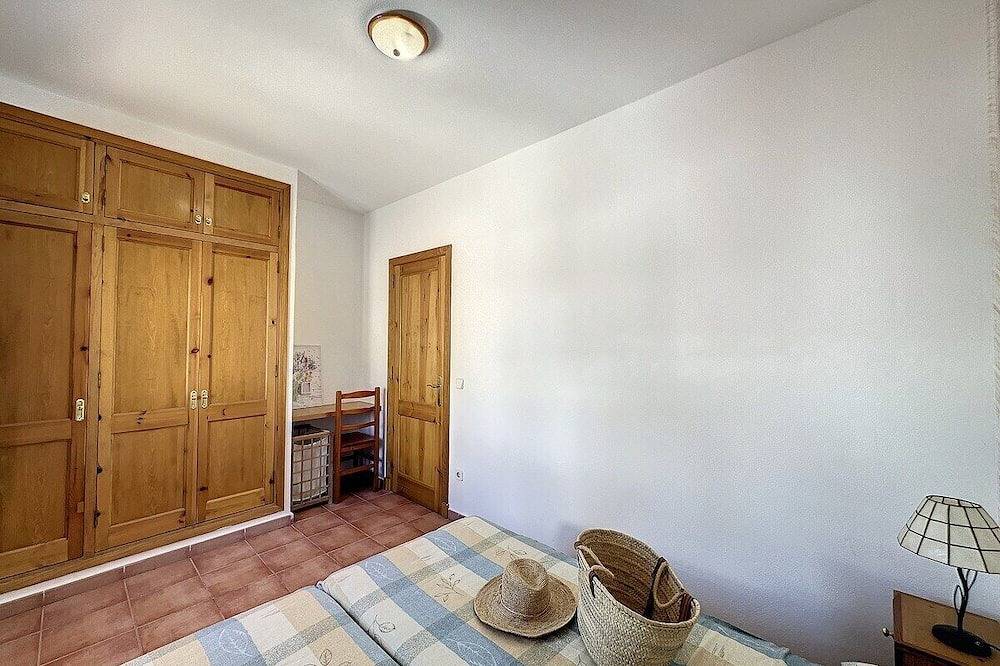 Apartamento entero, Dos dormitorios, terraza y a/c en Fornells in Fornells, Es Mercadal