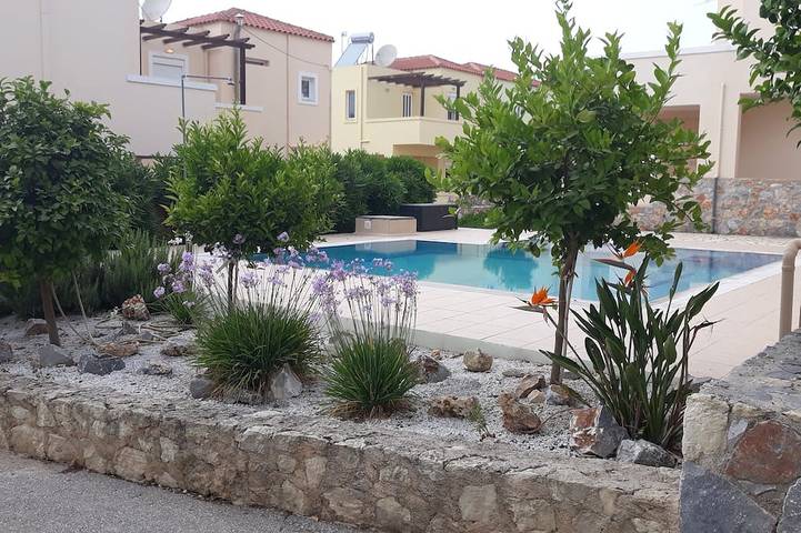 Villa for 6 people, with pool and balcony as well as garden in Almyrida