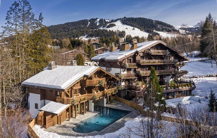 Hôtel pour 4 personnes, avec vue et piscine ainsi que bassin pour enfant et jardin