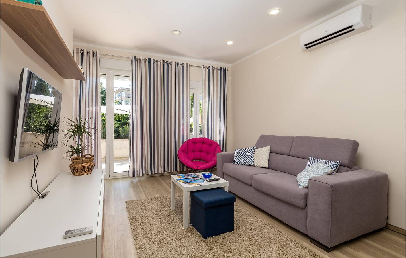 Ganze Ferienwohnung, Charmante Wohnung mit Terrasse, Parkplatz und nur 700 m vom Strand entfernt in Lovran, Opatija Riviera