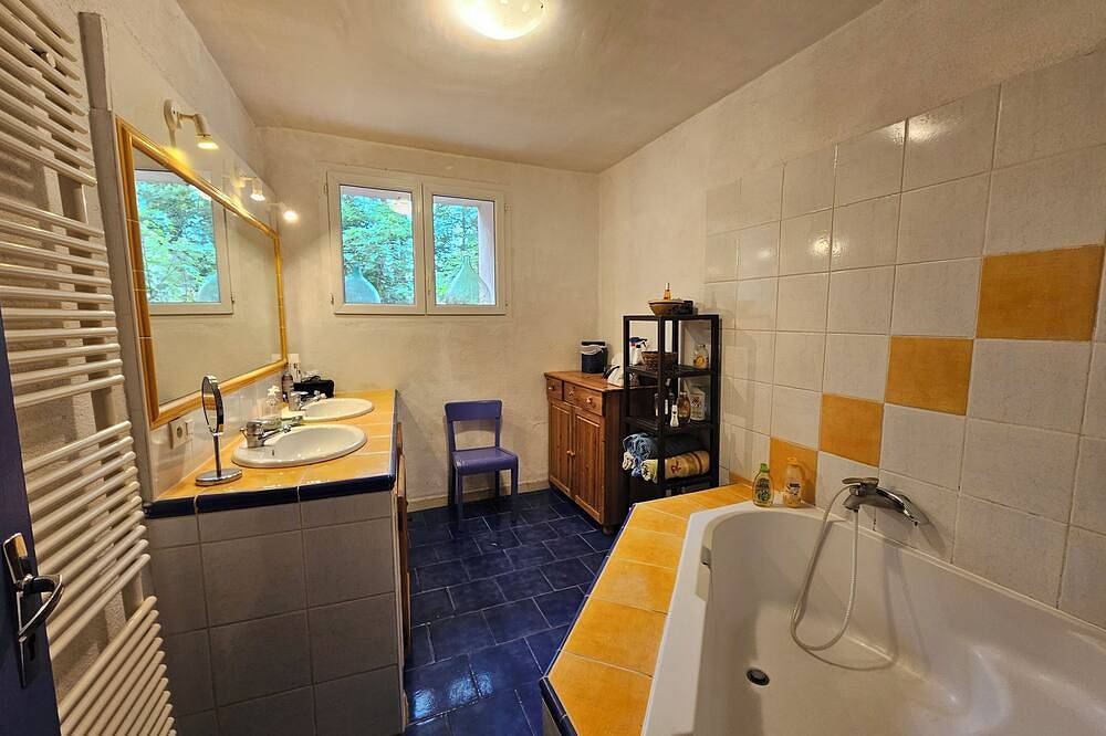 Entire family country house on 1 ha with no direct neighbors in Ansouis, Parque natural regional del Luberon