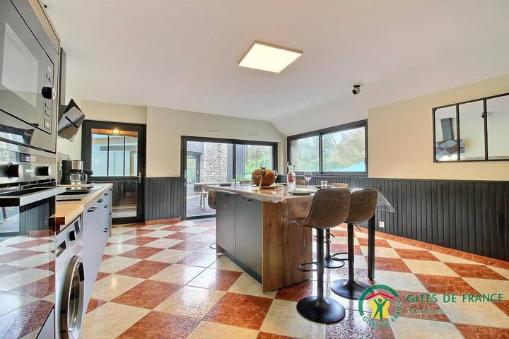 Gîte pour 6 personnes, avec piscine ainsi que jardin et terrasse à Guern - 4