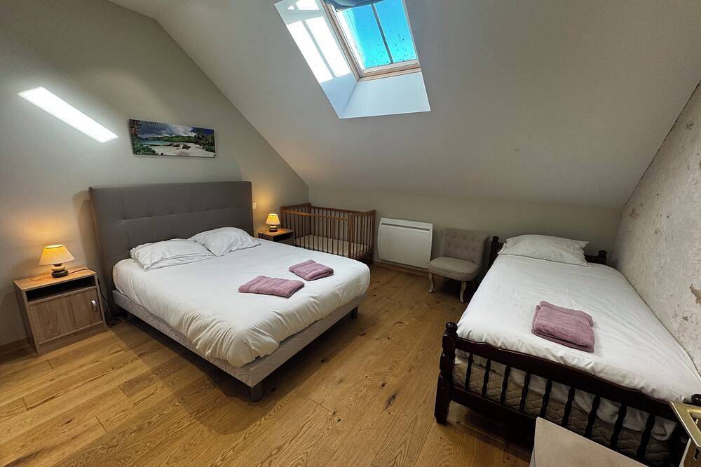 Nice house for 10 people in a quiet area with jacuzzi in Saints-en-Puisaye, Auxerre und Umgebung