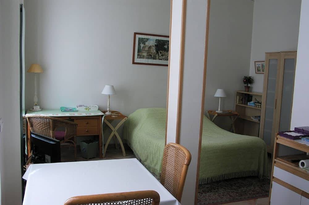 Appartement entier, Versailles-Château : Studio 2 étoiles, central et au calme. in Versailles, Yvelines