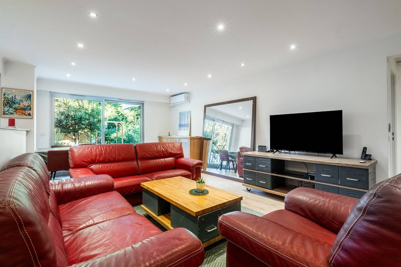 Appartement entier, Appartement spacieux T4 en rez-de-jardin avec jardin privé, Wi-Fi et climatisation in Nice, Région de Nice