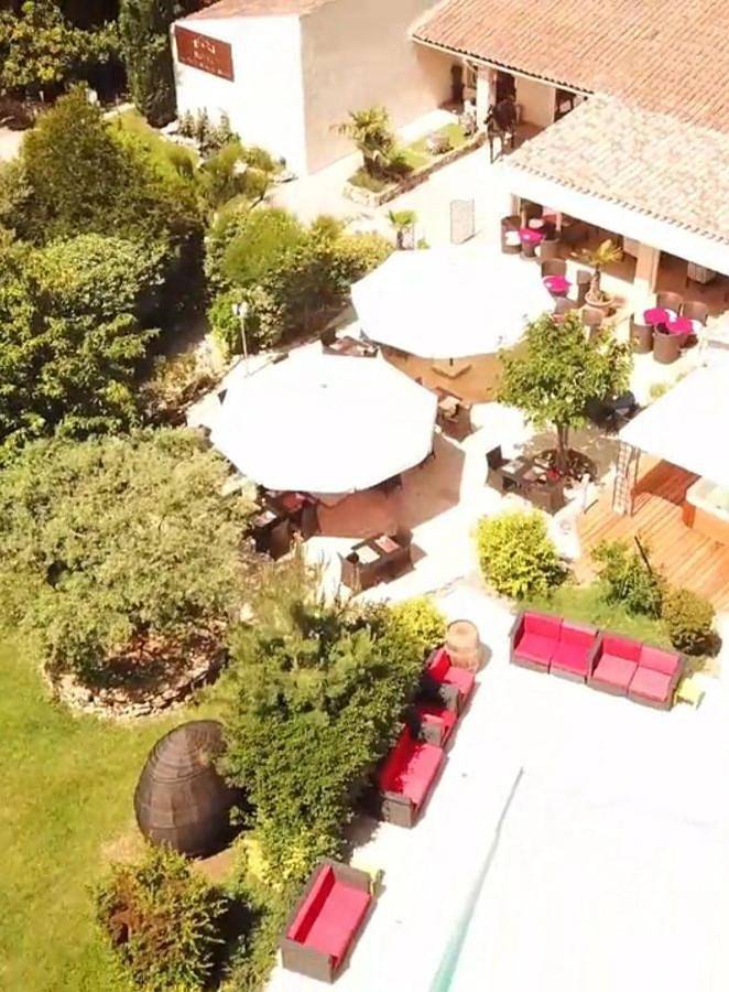 Hôtel, avec Terrasse ainsi que Jardin et Piscine