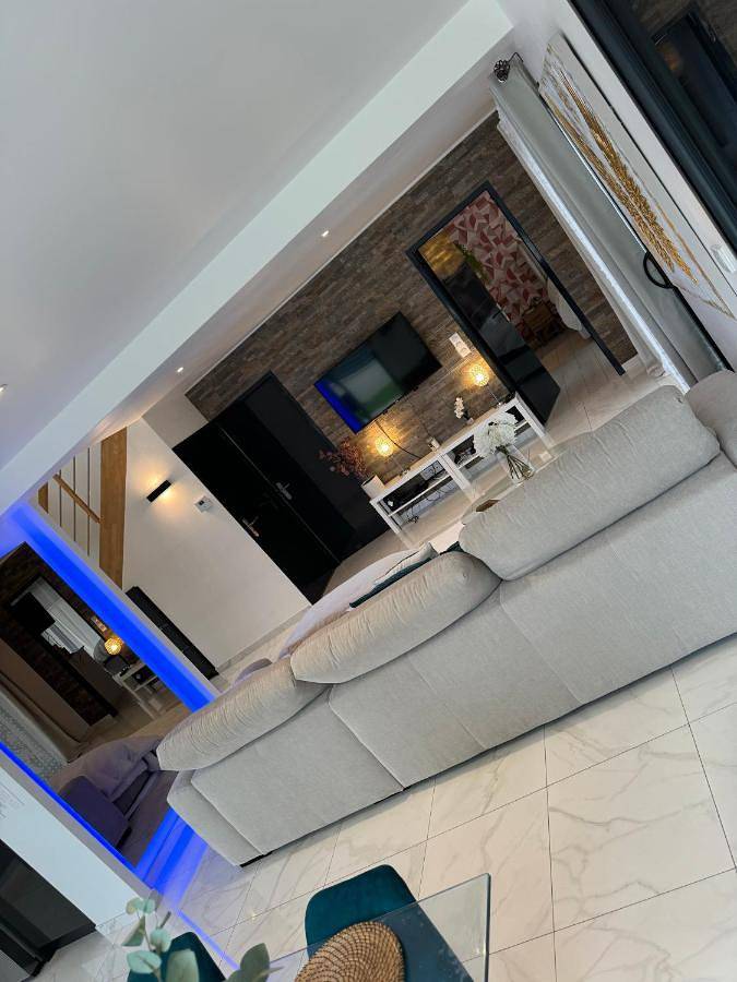Location de vacances pour 6 personnes, avec Terrasse ainsi que Piscine et Vue à Saint-Aubin-d'Arquenay