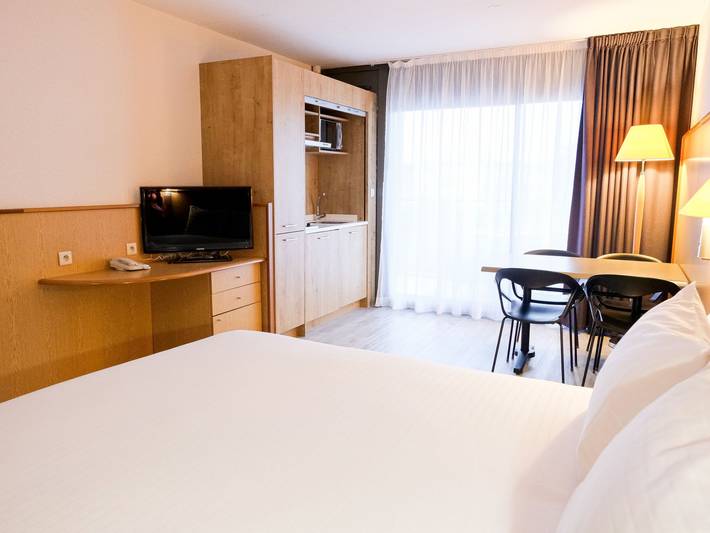 Ferienwohnung für 2 Personen, mit Balkon und Kinderpool sowie Garten und Sauna, mit Haustier in Antibes - 4