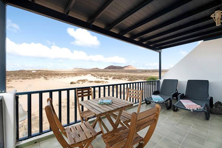 Holiday Home "Cabo" with Sea View and Private Terrace in Playa del Salado (La Graciosa), La Graciosa