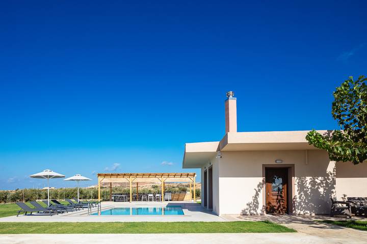 Holiday rental for 7 people, with garden and children pool in Rethymnon