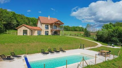 Location de vacances pour 8 personnes, avec terrasse ainsi que jardin et piscine, animaux acceptés à Saint-Médard-d'Excideuil