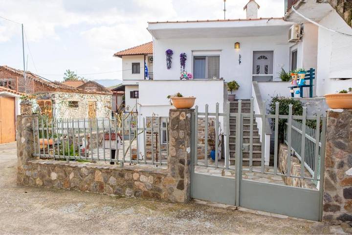 Maison de campagne pour 7 personnes, avec Balcon et Terrasse ainsi que Jardin et Vue dans (Nea) Vrasna