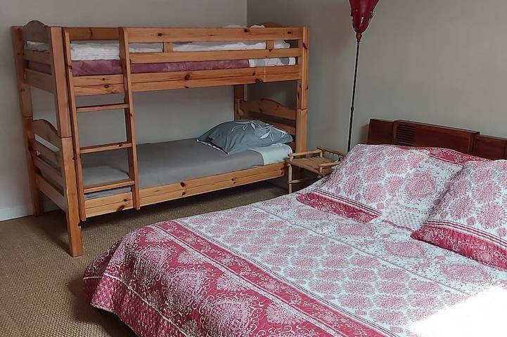 Gîte pour 4 personnes, avec piscine et jardin, animaux acceptés à Longré