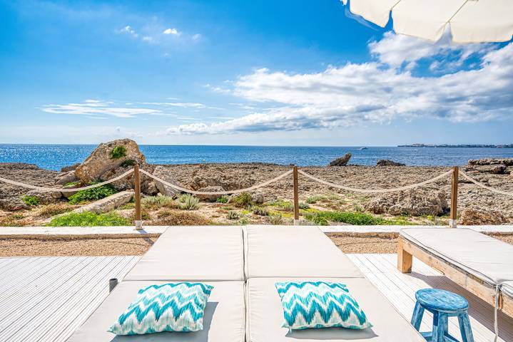Entire apartment, Apartment 'Mar I Vent' with Sea View, Private Terrace, and Wi-Fi in Cala Blanca, Ciutadella