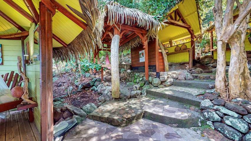 Location de vacances pour 2 personnes, avec piscine et terrasse ainsi que jardin et vue à Terre-de-Bas - 2