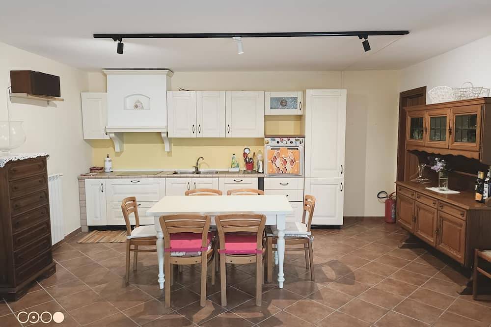 Villa 3 bedrooms two bathrooms large living room with Full-optional kitchen and Bbq in Moscufo, Pescara Province