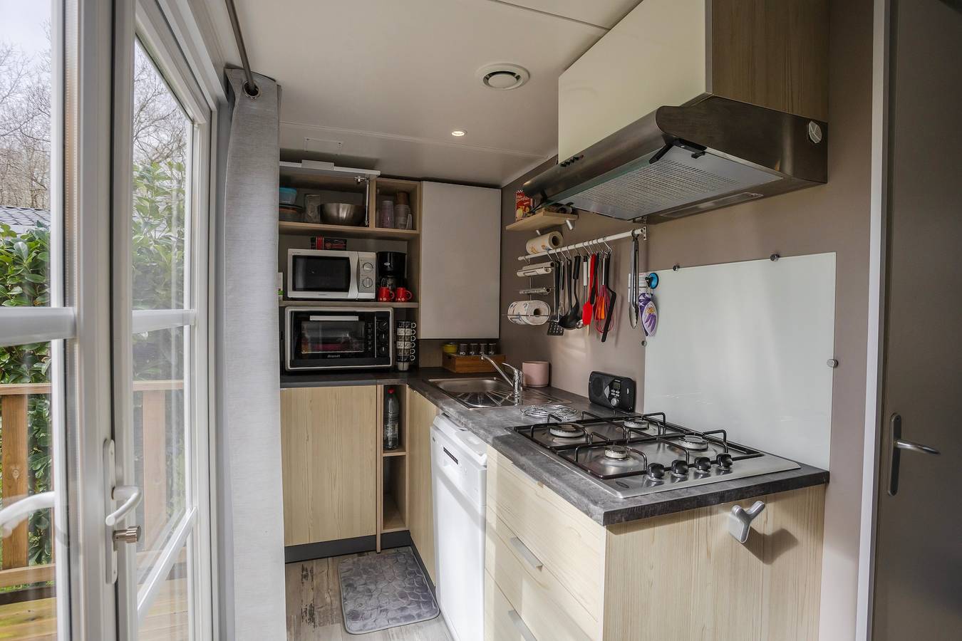 Mobile Home 'Au Petit Bonheur' avec piscine partagée, terrasse privée et jardin privé in Carnac, Côte des Mégalithes