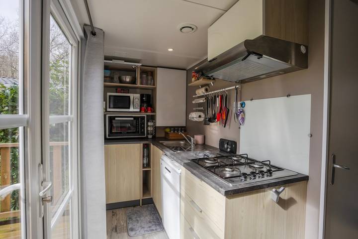 Mobile Home 'Au Petit Bonheur' with Shared Pool, Private Terrace and Private Garden in Carnac, Côte des Mégalithes