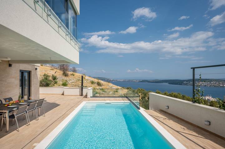 Ferienhaus für 8 Personen, mit Balkon/Terrasse und Meerblick sowie Pool in Seget Donji