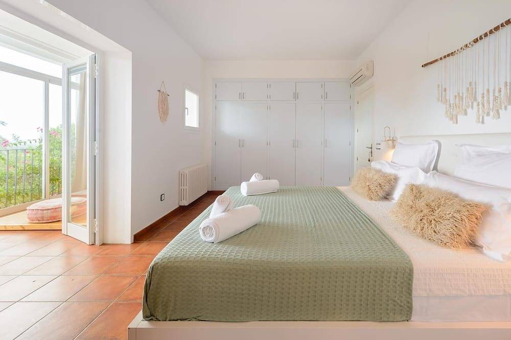 Luxury villa with private pool, 10 mins from the beach in Santa Gertrudis de Fruitera, Santa Eulària des Riu