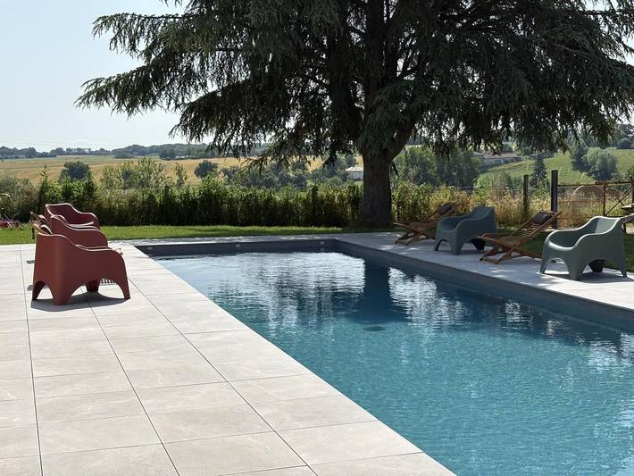 Gîte pour 15 personnes, avec terrasse ainsi que piscine et jardin, animaux acceptés dans Baneins