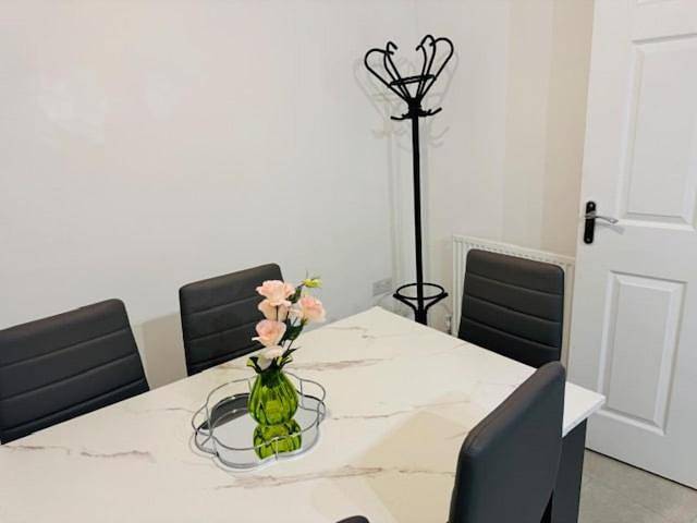 Location de vacances pour 12 personnes, avec jardin à Corby - 4