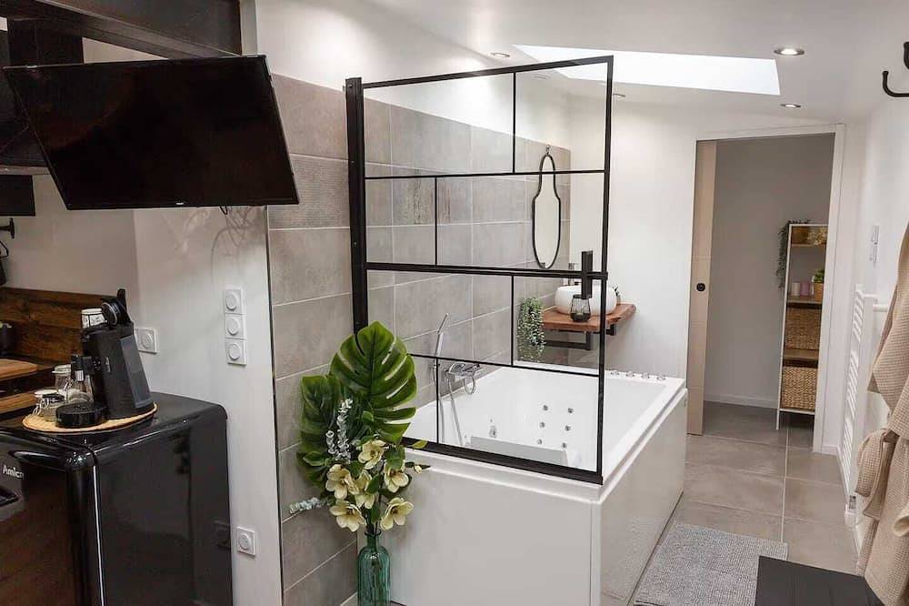 Appartement entier, Aub’Or du bouchon Studio cosy avec balnéo pour deux in Troyes, Aube