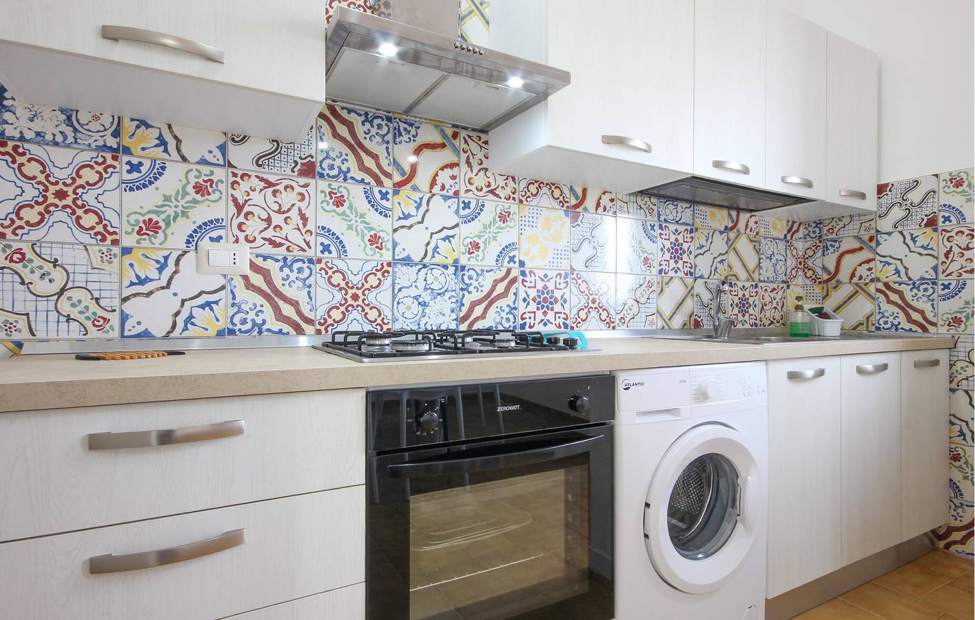 Entire holiday apartment, Charming Upper Floor Apartment with Parking & WiFi, 900m to Beach in Casal Velino, Cilento Coast