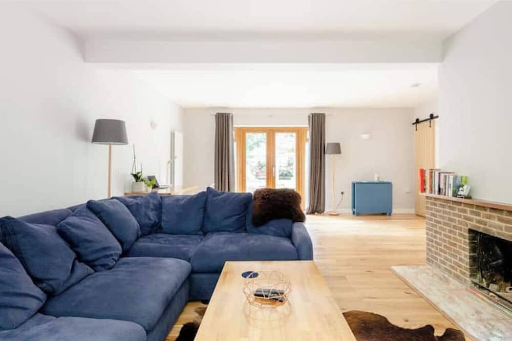 Kings Size full en-suite room on leafy avenue. in Crawley, West Sussex