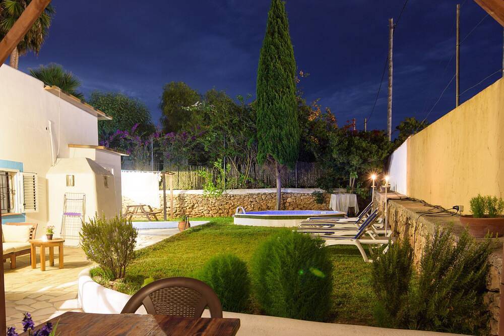 Entire apartment, Rustic apartment 50 m from the beach in Ocean Beach Ibiza, Sant Josep de sa Talaia