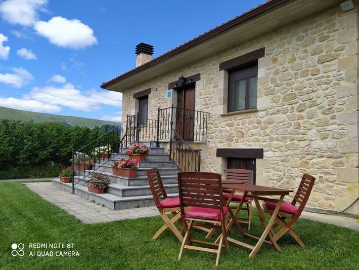 Casa rural para 4 personas, con Terraza además de Jardín y Vistas en Las Merindades