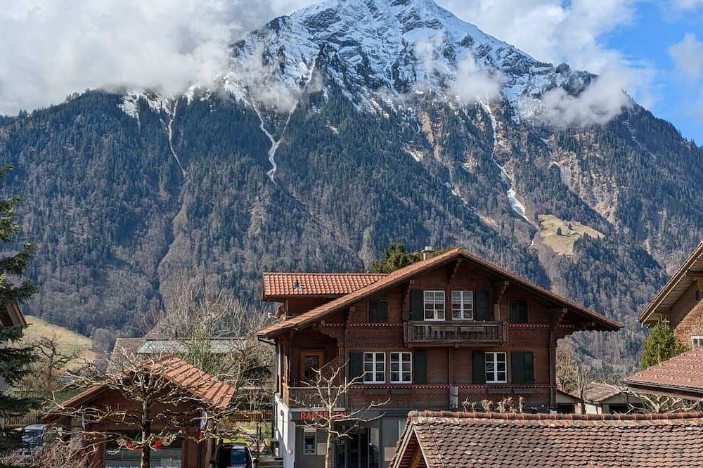 Ganze Wohnung, Studio with balcony, Niesen view & parking near Interlaken, Thunersee & Blausee in Aeschi bei Spiez, Thunersee