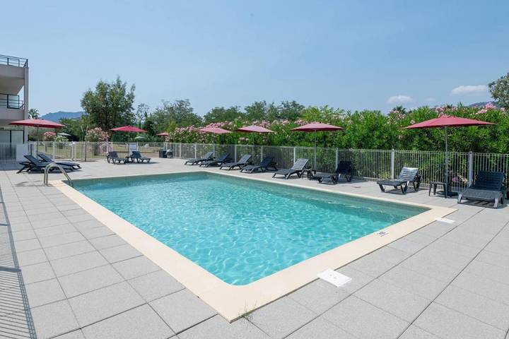 Appart’hôtel pour 2 personnes, avec piscine ainsi que jardin et terrasse