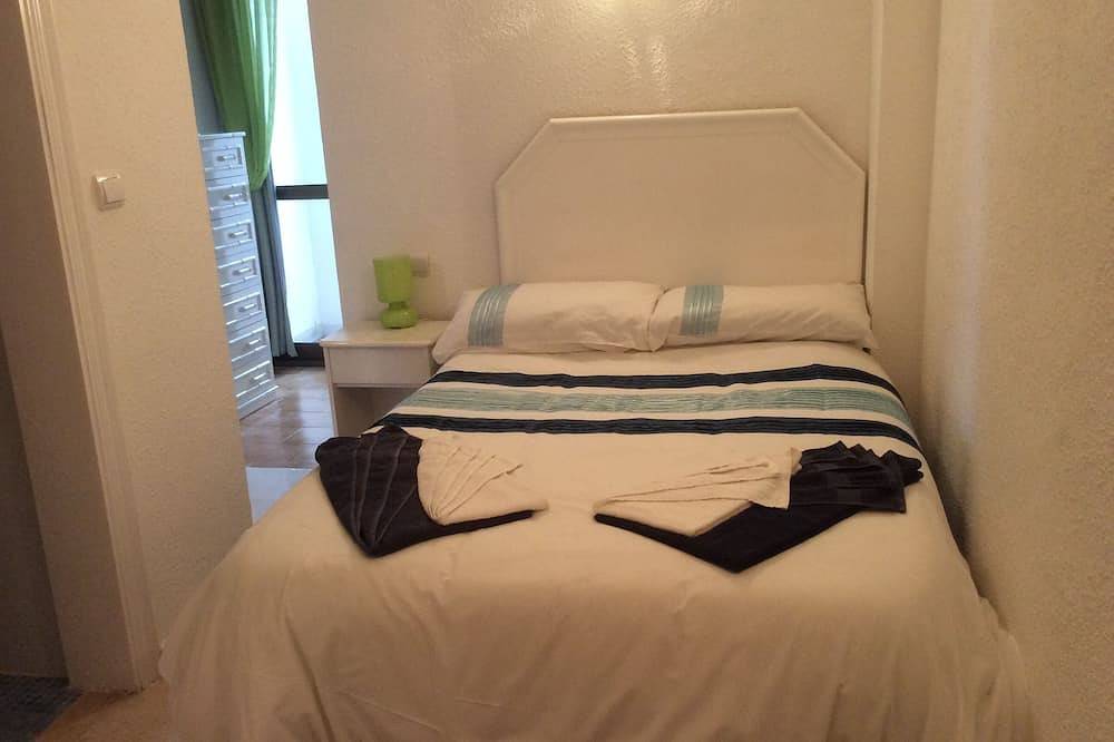 Apartamento entero, Maravillosamente luminoso apartamento con terraza privada en la azotea y balcones, Wi-Fi av in Urbanizacion Calahonda, Mijas